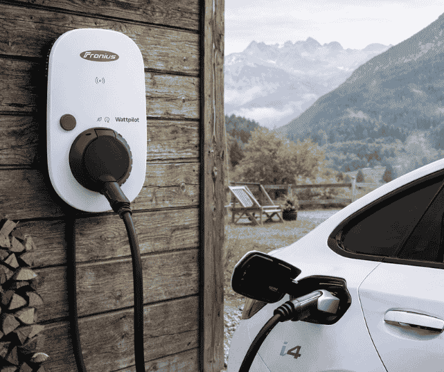 Eine Fronius Wallbox lädt ein Elektroauto.