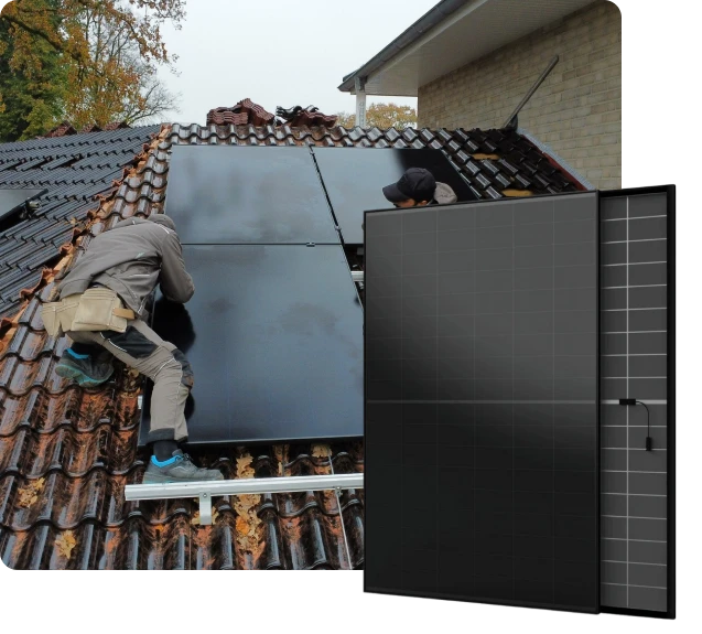 Solar Monteure montieren eine Solaranlage auf einem Hausdach